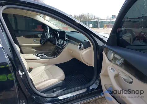 2016 Mercedes-Benz C 300 4Matic/Luxury 4Matic/Sport 4Matic z USA, uszkodzony, nr VIN 55SWF4KB9GU103684